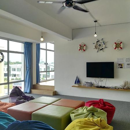 Roof Talk Theme Hostel Johor Bahru Exterior foto